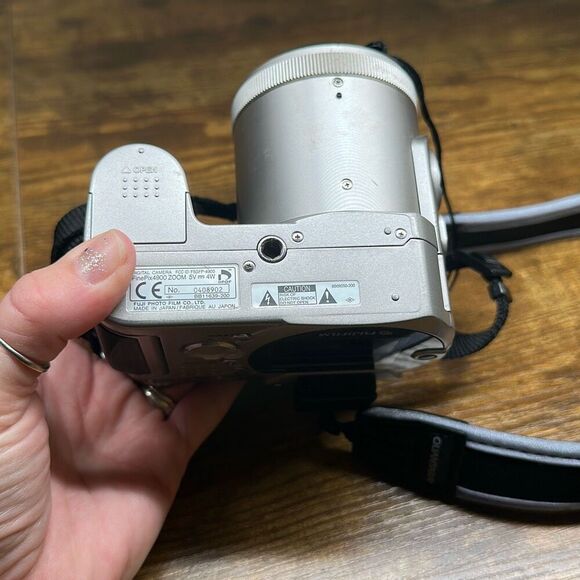 Fujifilm FinePix 4900Z Digital SLR Camera 6x Zoom Silver - Picture 11 of 12
